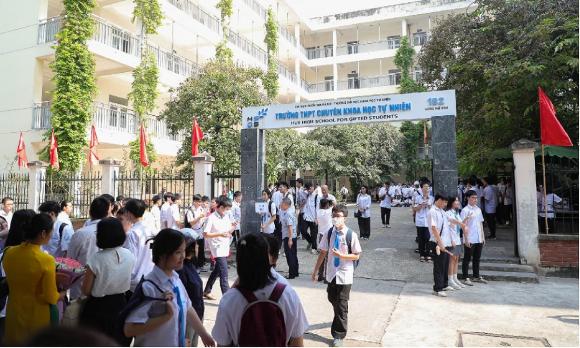 trường THPT chuyên Khoa học Tự nhiên, điểm chuẩn lớp 10