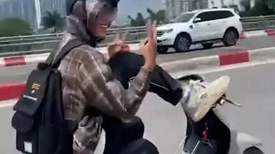 vi phạm giao thông, điều khiển xe máy bằng chân, giấy phép lái xe