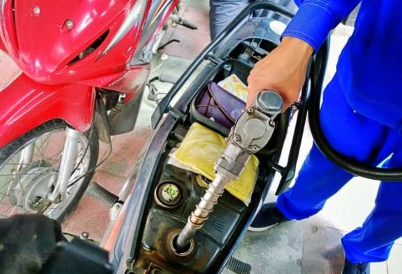 xăng dầu, Đổ xăng quá đầy bình