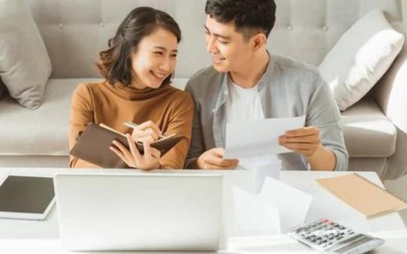 đàn ông đưa lương cho vợ, chồng đưa lương cho vợ, quản lý tài chính gia đình