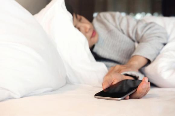 sạc điện thoại, sử dụng điện thoại, để điện thoại cách xa bao nhiêu khi ngủ, để điện thoại đầu giơngf