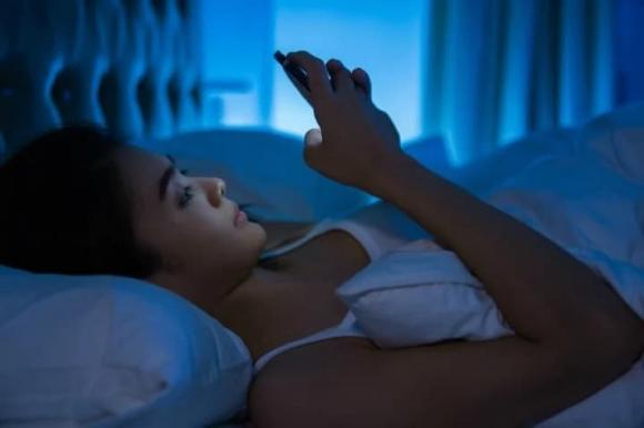 điện thoại, điện thoại thông mình, màn hình điện thoại, tắt đèn nên để màn hình điện thoại sáng hay tối, màn hình điện thoại