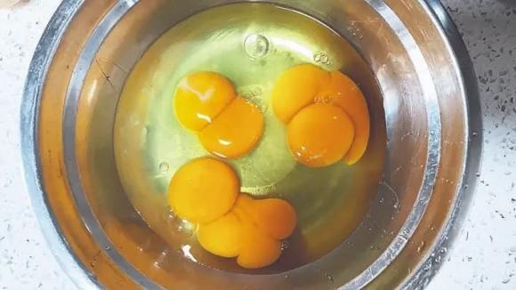 trứng 2 lòng đỏ, trứng 2 lòng, trứng một lòng đỏ, trứng tiêm hormone