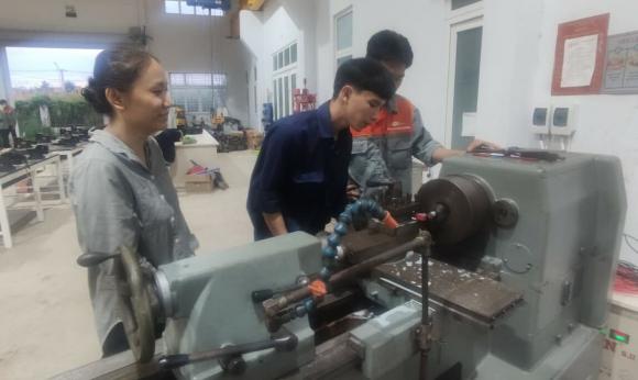 Ngành học đang thiếu nhân lực, ngành kiếm nhiều tiền, ngành dễ xin việc