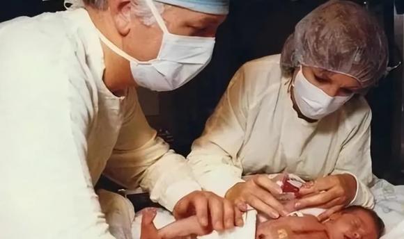 bé gái ghép tim khỉ đầu chó, Leonard Bailey