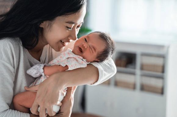 chăm trẻ, trẻ thường được bế, trẻ tự nằm chơi, bế trẻ