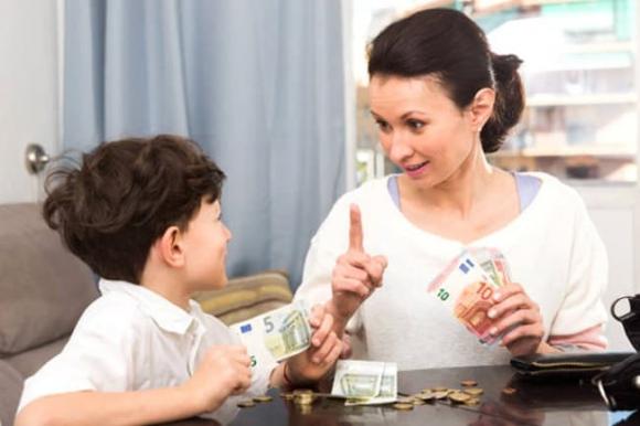 cho con tiền tiêu vặt, phản ứng khi con xin tiền, dạy con, tiền tiêu vặt, cho con tiền
