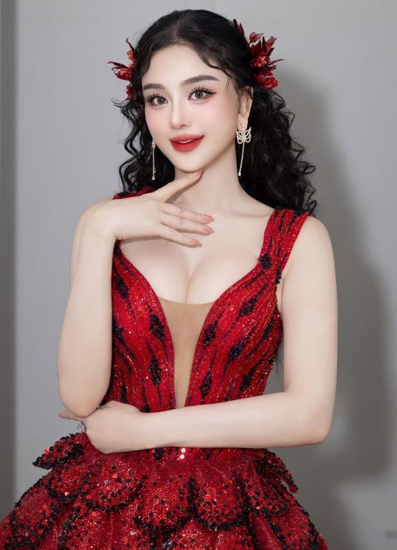 ca sĩ Lâm Khánh Chi, sao Việt