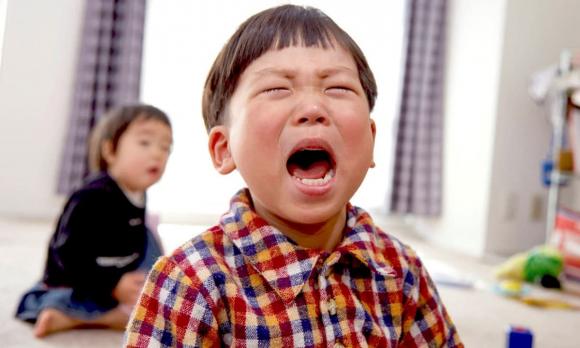 chăm trẻ, trẻ khóc sau khi đánh, trẻ ngủ sau khi khóc, trẻ khóc rồi ngủ thiếp đi sau khi bị đánh đòn