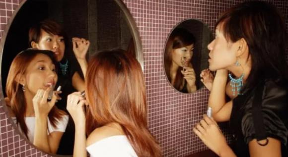 phụ nữ đi vệ sinh, đi vệ sinh, thế giới phụ nữ