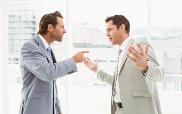 vào phòng vệ sinh sau phỏng vấn, phỏng vấn, nhà vệ sinh công ty,