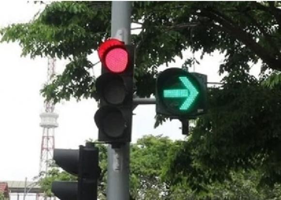 xe máy được rẽ phải khi đèn đỏ , vi phạm giao thông