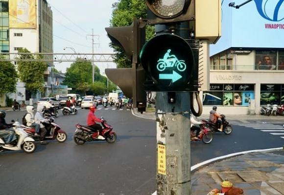 xe máy được rẽ phải khi đèn đỏ , vi phạm giao thông