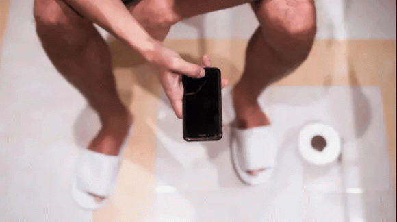 ruột rơi ra ngoài, rơi 13 cm ruột ra ngoài, ngồi toilet