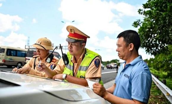 giấy phép lái xe, GPLX, dải khẩn cấp, điểm dừng chân, vi phạm giao thông, dừng đỗ sai quy định