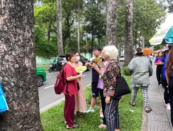 thi tốt nghiệp THPT 2025, ông bà cổ vũ cháu, hình ảnh trong kỳ thi tốt nghiệp THPT 2025