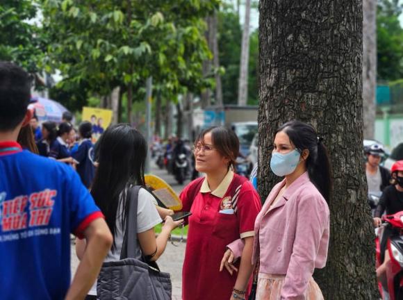 thi tốt nghiệp THPT 2025, ông bà cổ vũ cháu, hình ảnh trong kỳ thi tốt nghiệp THPT 2025