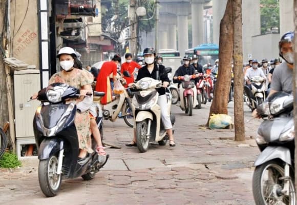 vi phạm giao thông, Chạy xe máy trên vỉa hè, đỗ xe cách vỉa hè, vỉa hè