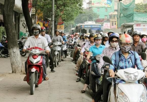 vi phạm giao thông, Chạy xe máy trên vỉa hè, đỗ xe cách vỉa hè, vỉa hè