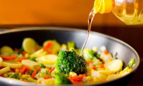 dầu ăn để xào, dầu ăn trộn salad, dầu ăn