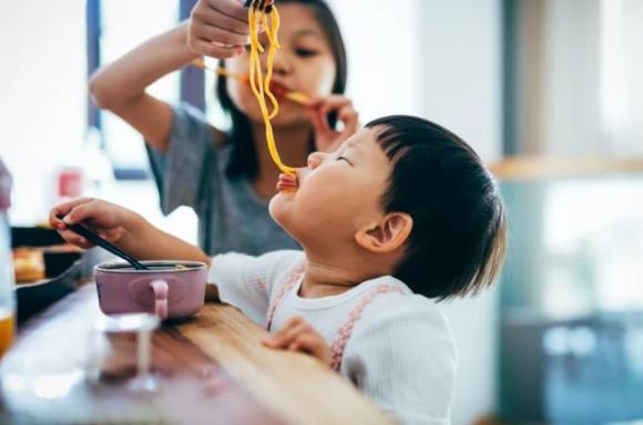 có nên nhặt đồ ăn vừa rơi để ăn, Đồ ăn rơi xuống đất 5 giây có an toàn
