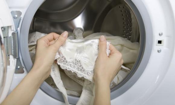 Quần lót nên giặt bằng tay hay cho vào máy giặt, cách giặt đồ lót