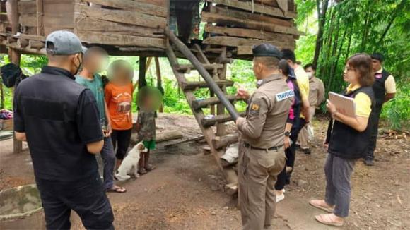 cậu bé, bỏ rơi, đàn chó
