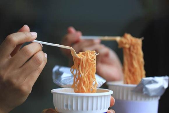 gói gia vị mì ăn liền, cách ăn mì ăn liền an toàn