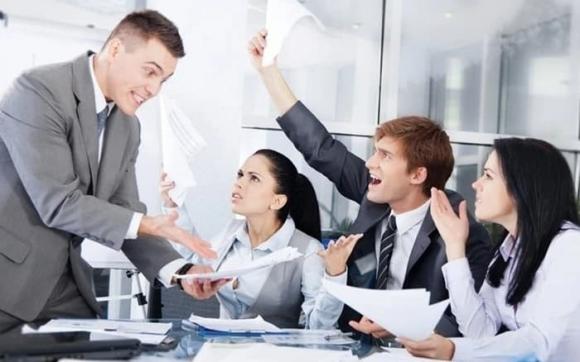 công sổ, sếp bắt nạt, sếp chơi xấu, ứng xử nơi công sở, ứng xử khi sếp bắt nạt
