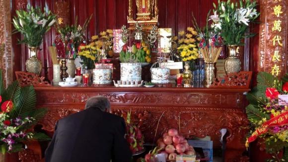 tại sao không đặt bình hoa bên trái ban thờ