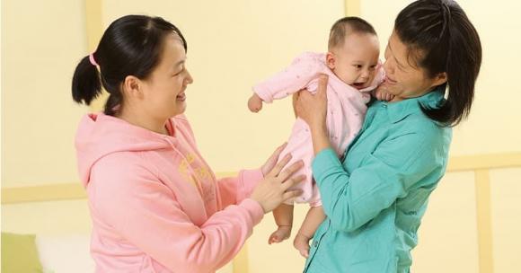 giả chăm cháu, cách chăm cháu của ông bà
