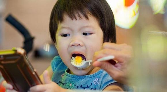 giả chăm cháu, cách chăm cháu của ông bà
