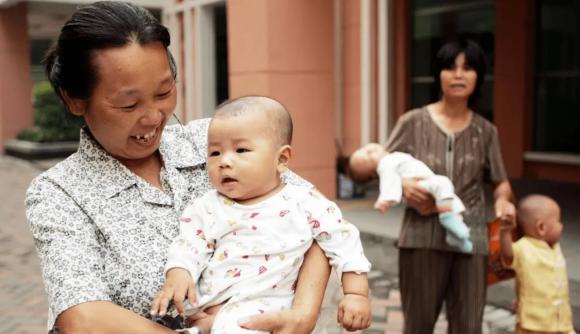 giả chăm cháu, cách chăm cháu của ông bà