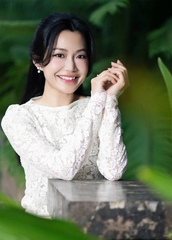 anh đào, hạnh cận, kính vạn hoa, sao việt