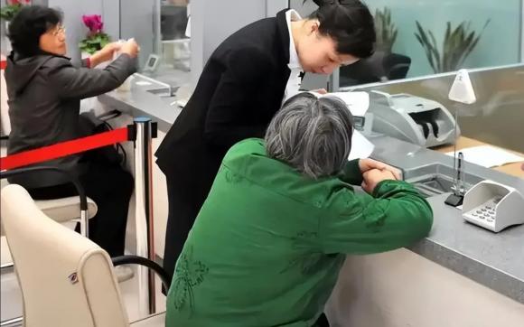 người già gửi tiết kiệm cần chú ý gì, gửi tiết kiệm
