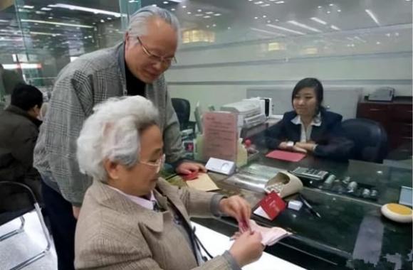 người già gửi tiết kiệm cần chú ý gì, gửi tiết kiệm