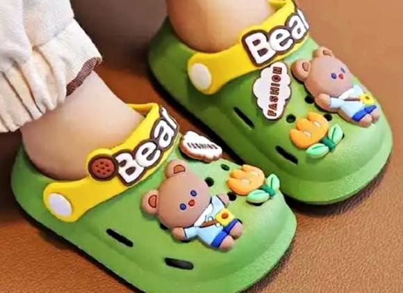 dép độc, dậy thì sớm ở trẻ em, dép nhựa
