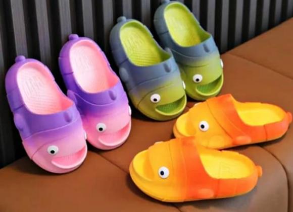 dép độc, dậy thì sớm ở trẻ em, dép nhựa