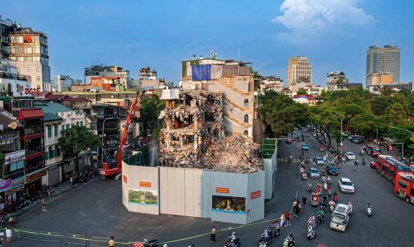 hàm cá mập, Quảng trường Đông Kinh Nghĩa Thục, công viên hồ gươm