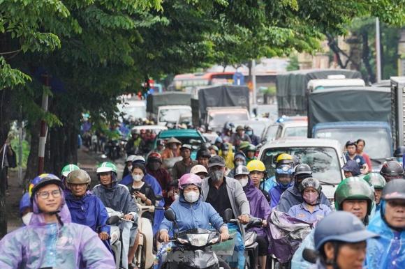 Hà Nội Ra Quyết Định Cấm Xe Máy Chạy Xăng: Người Dân Lo Lắng Về Phương Tiện Thay Thế