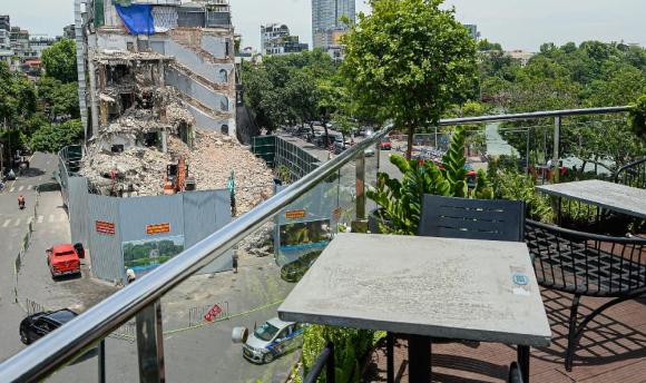 hàm cá mập, Quảng trường Đông Kinh Nghĩa Thục, công viên hồ gươm