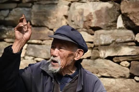 Người có phúc lông hai chân, người vô phúc hai chân lông