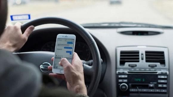 vừa lái xe vừa lướt điện thoại, mức phạt lái xe dùng điện thoại, nghị định 168