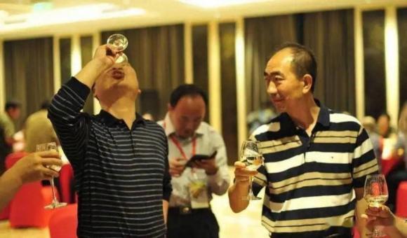 đàn ông càng kém cỏi, đàn ông càng kém cỏi trên bàn rượu
