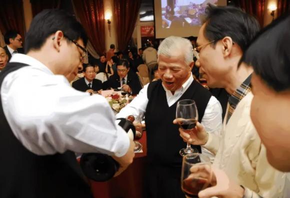 đàn ông càng kém cỏi, đàn ông càng kém cỏi trên bàn rượu