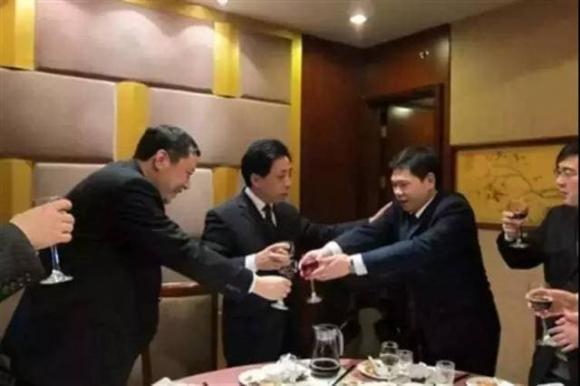đàn ông càng kém cỏi, đàn ông càng kém cỏi trên bàn rượu