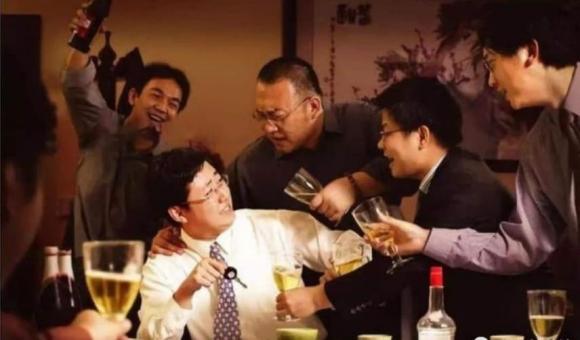 đàn ông càng kém cỏi, đàn ông càng kém cỏi trên bàn rượu