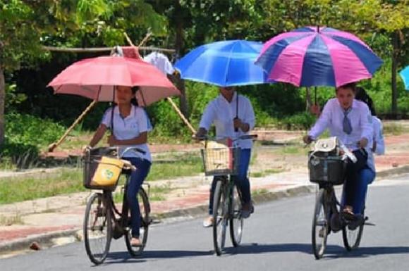 cầm ô đi xe máy, nghị định 168, luật giao thông