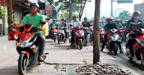 Đi xe máy trên vỉa hè, nghị định 168, luật giao thông