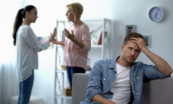 mâu thuẫn, mâu thuẫn gia đình, mẹ chồng nàng dâu, chồng không bênh vực vợ